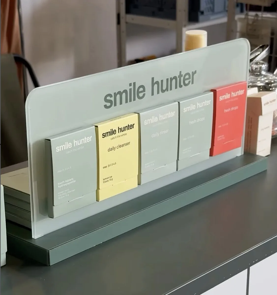 Рекламний стенд Smile Hunter — продукт виразно виділений у торговому залі