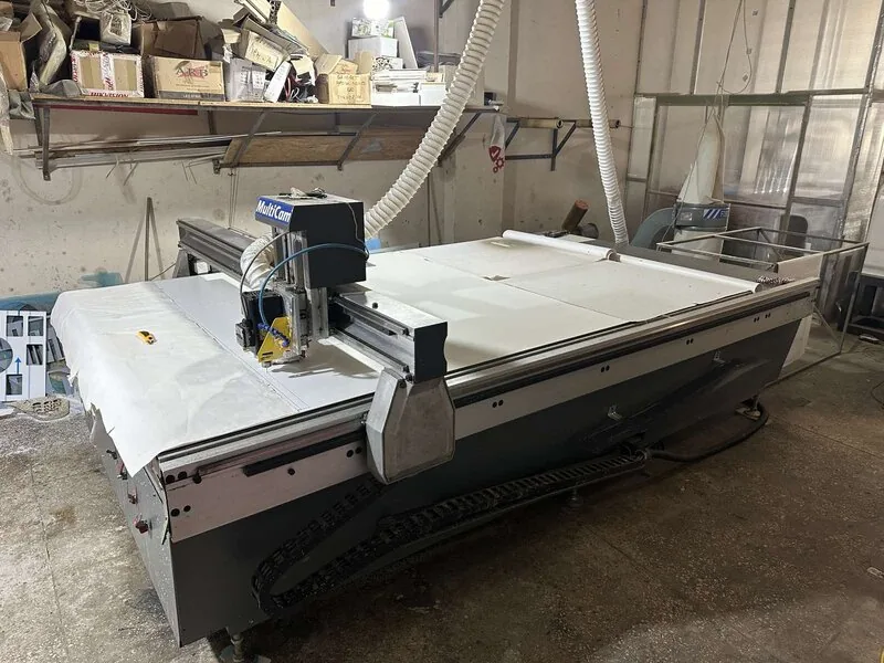 Фрезерна різка на CNC верстаті — виготовлення деталей для POS матеріалів та дисплеїв